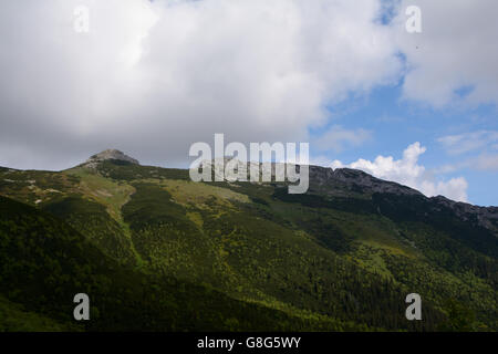 Giewont Peak und Wolken im Tatra-Gebirge in der Nähe von Zakopane in Polen Stockfoto