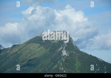 Giewont Peak und Wolken im Tatra-Gebirge in der Nähe von Zakopane in Polen Stockfoto