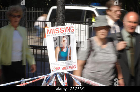 Pendler kommen nach der Bombenexplosion in einem Bus mit öffentlichen Verkehrsmitteln am vergangenen Donnerstag, dem 7/7/05, an verschwundenen Plakaten in der Nähe des Londoner Tavistock Square vorbei. Die Polizei, die die Terroristen hinter den Londoner Bombenanschlägen der vergangenen Woche jagte, hat heute fünf Häuser in West Yorkshire überfallen. Stockfoto