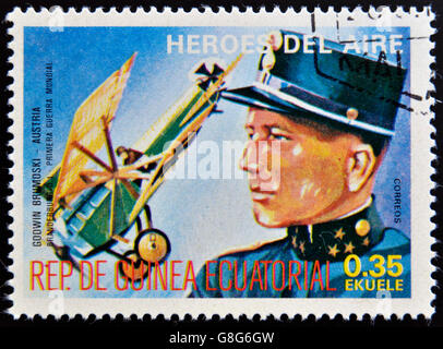 ÄQUATORIAL GUINEA - CIRCA 1974: Briefmarke gedruckt in Guinea eingeweiht, um Helden, Luft zeigt Godwin Brumoski, historische Flieger von der Stockfoto