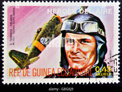 ÄQUATORIAL GUINEA - CIRCA 1974: Briefmarke gedruckt in Guinea eingeweiht, um Luft-Helden, zeigt Tuominien, historische Flieger Stockfoto