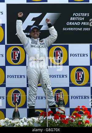 Der kolumbianische und McLaren Mercedes-Pilot Juan Pablo Montoya feiert nach dem Sieg im Großen Preis von Großbritannien auf dem Podium. Stockfoto