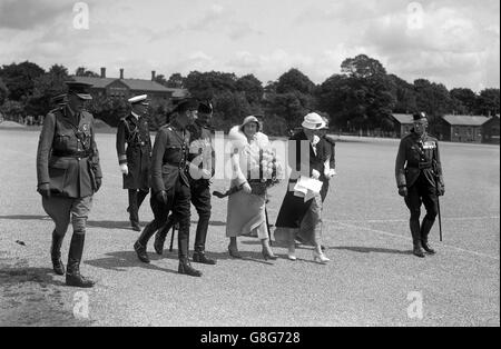 Der Herzog und die Herzogin von York auf dem Paradeplatz, während der Herzog von York auf dem Weg ist, den Cameron Highlanders, einem berühmten schottischen Regiment, in Aldershot Farben zu präsentieren. Stockfoto