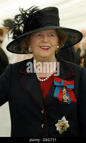 Baroness Thatcher wird applaudiert, als sie ihren Platz beim Mittagessen der Veteranen einnimmt. Stockfoto