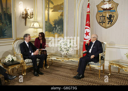 Der tunesische Präsident Beji Caid Essebsi (rechts) spricht mit dem britischen Außenminister Philip Hammond im Präsidentenpalast in Karthago bei Tunis. Stockfoto