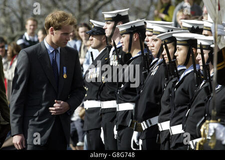 Prinz William inspiziert eine Ehrenwache, bevor er im Namen der Königin im Rahmen der VE- und VJ-gedenkfeiern im Kenotaph in Auckland einen Kranz niederlegt. Stockfoto