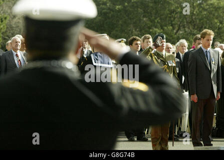 Prinz William zollt seinem Respekt, nachdem er im Namen der Königin im Rahmen der VE- und VJ-gedenkfeiern im Kenotaph in Auckland einen Kranz niedergelegt hat. Stockfoto