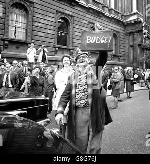 Der Schatzkanzler hebt nicht mehr seine Budgetbox für Fotografen an, als er am Budgettag zum Unterhaus aufbricht, aber Ernest Stokes von Bethnal Green hat die Tradition in der Downing Street wiederbelebt. Er war in der Menge, die James Callaghan einen Abgesandten gab, als er die Nummer 11 verließ, um seine Haushaltsrede im Parlament zu halten. Stockfoto