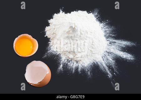 Eiern und Mehl auf einer hölzernen Tafel Stockfoto