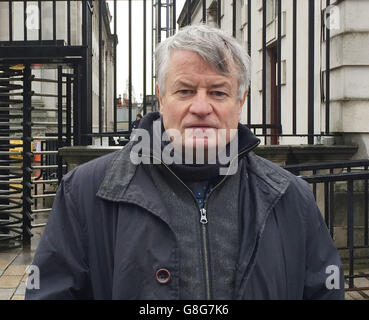 Les Allamby, Chief commissioner der Northern Ireland Human Rights Commission (NIHRC) vor dem Obersten Gerichtshof von Belfast, nachdem das Abtreibungsgesetz in der Region erfolgreich in Frage gestellt wurde. Stockfoto