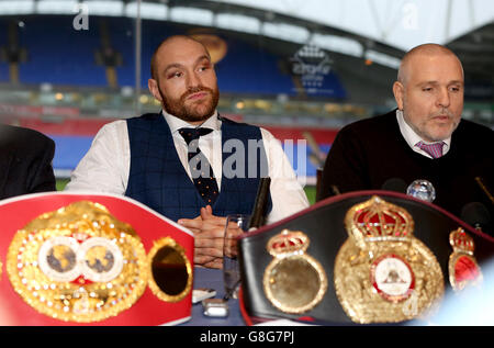 Tyson Fury Homecoming - Bolton. Tyson Fury (links) und Trainer Peter Fury während einer Heimkehr im Macron Stadium, Bolton. Stockfoto