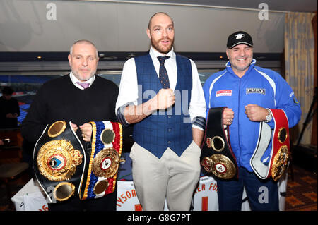 Tyson Fury Homecoming - Bolton. Tyson Fury (Mitte) und Trainer Peter Fury (links) und Vater John Fury während einer Heimkehr im Macron Stadium, Bolton. Stockfoto