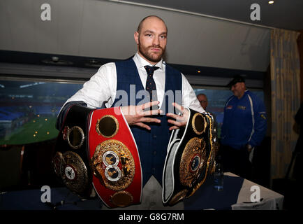 Tyson Fury Homecoming - Bolton. Tyson Fury hält sich während einer Heimkehr im Macron Stadium in Bolton in den Gürtel. Stockfoto