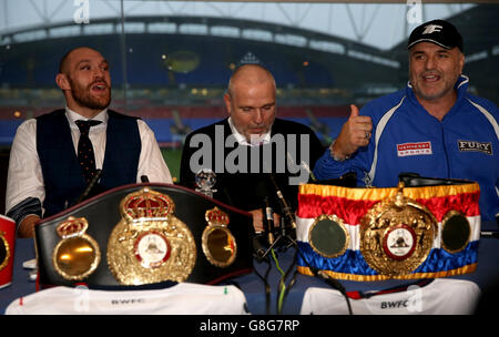 Tyson Fury Homecoming - Bolton. Tyson Fury (links) und Trainer Peter Fury (Mitte) und Vater John Fury während einer Heimkehr im Macron Stadium, Bolton. Stockfoto