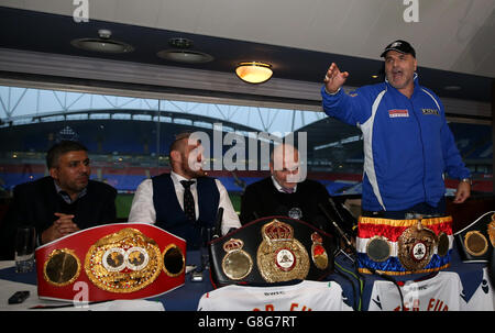 Tyson Fury (links) und Trainer Peter Fury (Mitte) und Vater John Fury während einer Heimkehr im Macron Stadium, Bolton. Stockfoto