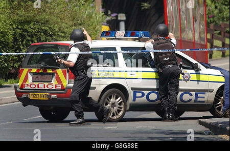 Bewaffnete Polizei nahm Positionen vor einem Haus in Leeds heute während einer Reihe von Anti-Terror-Polizei Razzien. Offiziere wurden vor dem Grundstück in der Hyde Park Road, Burley, wenige Minuten nach einer gemeldeten kontrollierten Explosion gesehen. Der Vorfall kam, als die Polizei eine Reihe von Häusern in der Stadt West Yorkshire während einer Operation überfiel, die Metropolitan Police Commissioner Sir Ian Blair sagte, sei direkt mit den Londoner Bombenanschlägen verbunden. Stockfoto