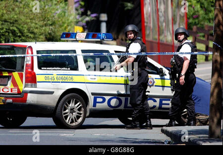 Bewaffnete Polizei nahm Positionen vor einem Haus in Leeds heute während einer Reihe von Anti-Terror-Polizei Razzien. Offiziere wurden vor dem Grundstück in der Hyde Park Road, Burley, wenige Minuten nach einer gemeldeten kontrollierten Explosion gesehen. Der Vorfall kam, als die Polizei eine Reihe von Häusern in der Stadt West Yorkshire während einer Operation überfiel, die Metropolitan Police Commissioner Sir Ian Blair sagte, sei direkt mit den Londoner Bombenanschlägen verbunden. Stockfoto