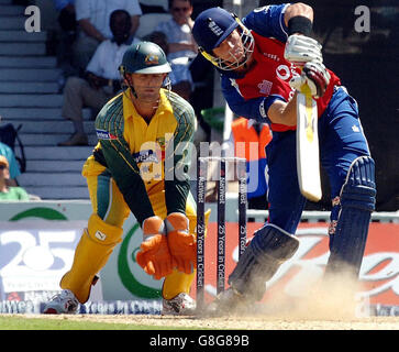 Der englische Schlagmann Kevin Pietersen trifft vom australischen Bowlingmeister Glenn McGrath einen Schuss weg. Stockfoto