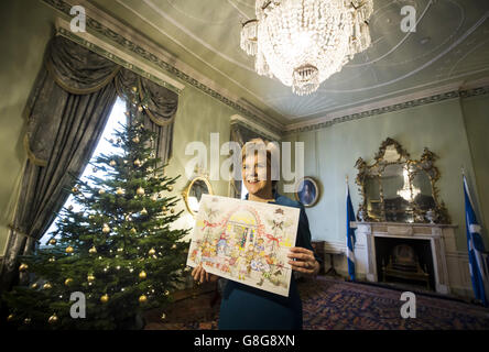 Die schottische erste Ministerin Nicola Sturgeon enthüllt ihre Weihnachtskarte 2015 in ihrem offiziellen Wohnsitz in Edinburgh, Bute House. Auf der Vorderseite der Karte befindet sich eine besondere festliche Illustration von Katie Morag von Mairi Hedderwick. Stockfoto