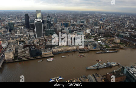 Allgemeine Ansicht der City of London einschließlich der Tower of London, Tower 42, 20 St Mary AX (The Gerkin) 20 Fenchurch Street (Walkie Talkie) das Leadenhall Building (Cheesegrater) und Heron Tower, London vom View at the Shard, London aus gesehen. Stockfoto