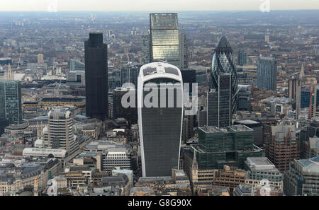 Allgemeine Ansicht der City of London einschließlich Tower 42, 20 St Mary AX (The Gerkin) 20 Fenchurch Street (Walkie Talkie) das Leadenhall Building (Cheesegrater) und Heron Tower, London vom View at the Shard, London aus gesehen. Stockfoto