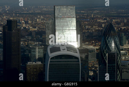 Allgemeine Ansicht der City of London einschließlich Tower 42, 20 St Mary AX (The Gerkin) 20 Fenchurch Street (Walkie Talkie) das Leadenhall Building (Cheesegrater) und Heron Tower, London vom View at the Shard, London aus gesehen. Stockfoto