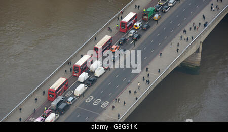 Blick auf die Stadt vom The Shard - London. Allgemeine Ansicht von Bussen und Pendlern auf der London Bridge, London vom View at the Shard, London aus gesehen. Stockfoto