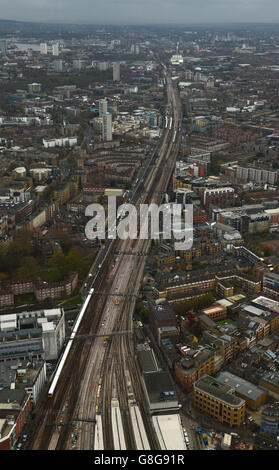 Allgemeine Ansicht der Züge in Richtung London Bridge Station, vom View at the Shard, London aus gesehen. Stockfoto