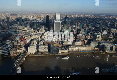 Allgemeine Ansicht der City of London einschließlich Tower 42, 20 St Mary AX (The Gerkin) 20 Fenchurch Street (Walkie Talkie) das Leadenhall Building (Cheesegrater) und Heron Tower, London vom View at the Shard, London aus gesehen. Stockfoto