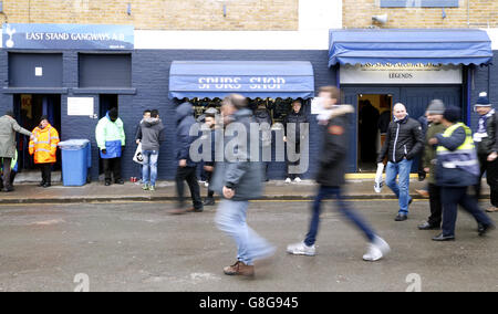 Tottenham Hotspur gegen Chelsea - Barclays Premier League - White Hart Lane. Eine allgemeine Ansicht der Fans, die in der White Hart Lane ankommen Stockfoto
