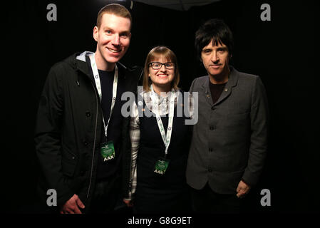 Johnny Marr mit den Wettbewerbssiegern bei der Radio X Road Trip Show im O2 Apollo in Manchester. DRÜCKEN SIE VERBANDSFOTO. Bilddatum: Mittwoch, 2. Dezember 2015. Bildnachweis sollte lauten: Martin Rickett/PA Wire Stockfoto