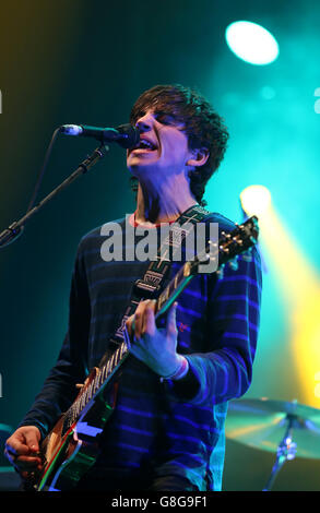 Brad Griffiths von Pretty Vicious live bei der Radio X Road Trip Show im O2 Apollo in Manchester. DRÜCKEN Sie VERBANDSFOTO. Bilddatum: Mittwoch, 2. Dezember 2015. Bildnachweis sollte lauten: Martin Rickett/PA Wire Stockfoto