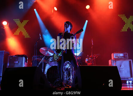 Live-Auftritt bei der Radio X Road Trip Show im O2 Apollo in Manchester. DRÜCKEN SIE VERBANDSFOTO. Bilddatum: Mittwoch, 2. Dezember 2015. Bildnachweis sollte lauten: Martin Rickett/PA Wire Stockfoto