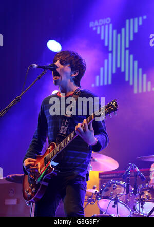 Brad Griffiths von Pretty Vicious live bei der Radio X Road Trip Show im O2 Apollo in Manchester. DRÜCKEN Sie VERBANDSFOTO. Bilddatum: Mittwoch, 2. Dezember 2015. Bildnachweis sollte lauten: Martin Rickett/PA Wire Stockfoto