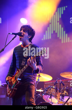 Brad Griffiths von Pretty Vicious live bei der Radio X Road Trip Show im O2 Apollo in Manchester. DRÜCKEN Sie VERBANDSFOTO. Bilddatum: Mittwoch, 2. Dezember 2015. Bildnachweis sollte lauten: Martin Rickett/PA Wire Stockfoto