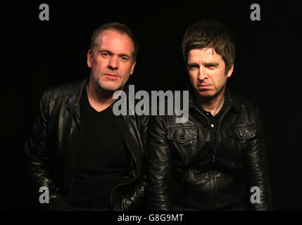 Noel Gallagher und Chris Moyles Backstage bei der Radio X Road Trip Show im O2 Apollo in Manchester. DRÜCKEN Sie VERBANDSFOTO. Bilddatum: Mittwoch, 2. Dezember 2015. Bildnachweis sollte lauten: Martin Rickett/PA Wire Stockfoto