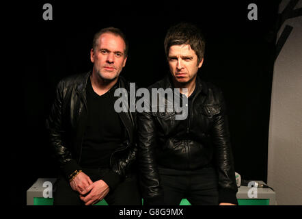 Noel Gallagher und Chris Moyles Backstage bei der Radio X Road Trip Show im O2 Apollo in Manchester. DRÜCKEN Sie VERBANDSFOTO. Bilddatum: Mittwoch, 2. Dezember 2015. Bildnachweis sollte lauten: Martin Rickett/PA Wire Stockfoto