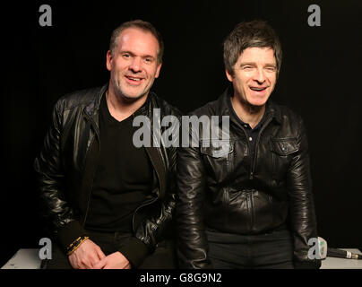 Noel Gallagher und Chris Moyles Backstage bei der Radio X Road Trip Show im O2 Apollo in Manchester. DRÜCKEN Sie VERBANDSFOTO. Bilddatum: Mittwoch, 2. Dezember 2015. Bildnachweis sollte lauten: Martin Rickett/PA Wire Stockfoto