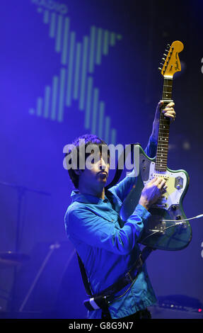 Johnny Marr spielt live bei der Radio X Road Trip Show im O2 Apollo in Manchester. DRÜCKEN Sie VERBANDSFOTO. Bilddatum: Mittwoch, 2. Dezember 2015. Bildnachweis sollte lauten: Martin Rickett/PA Wire Stockfoto