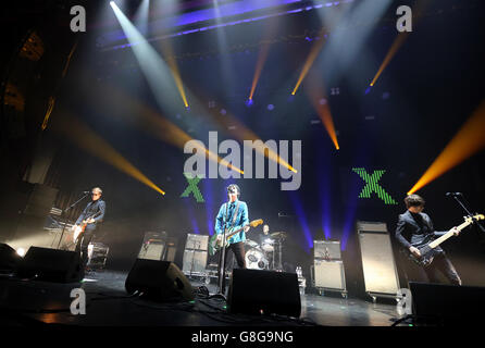 Johnny Marr spielt live bei der Radio X Road Trip Show im O2 Apollo in Manchester. DRÜCKEN Sie VERBANDSFOTO. Bilddatum: Mittwoch, 2. Dezember 2015. Bildnachweis sollte lauten: Martin Rickett/PA Wire Stockfoto