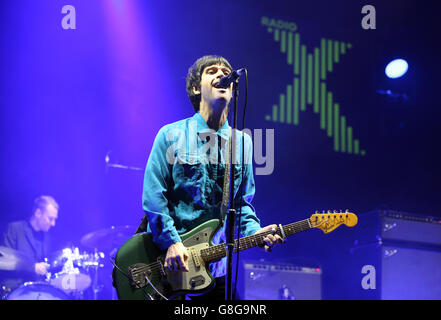 Johnny Marr spielt live bei der Radio X Road Trip Show im O2 Apollo in Manchester. DRÜCKEN Sie VERBANDSFOTO. Bilddatum: Mittwoch, 2. Dezember 2015. Bildnachweis sollte lauten: Martin Rickett/PA Wire Stockfoto