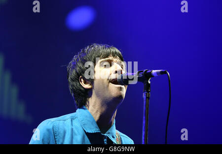 Johnny Marr spielt live bei der Radio X Road Trip Show im O2 Apollo in Manchester. DRÜCKEN Sie VERBANDSFOTO. Bilddatum: Mittwoch, 2. Dezember 2015. Bildnachweis sollte lauten: Martin Rickett/PA Wire Stockfoto