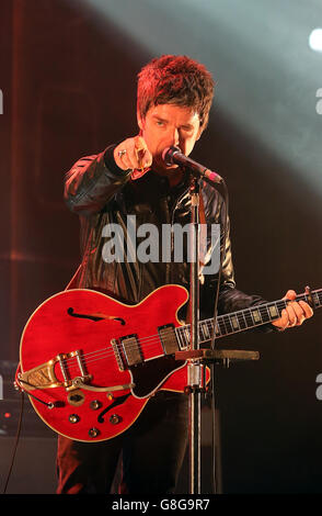 NUR FÜR REDAKTIONELLE VERWENDUNG Noel Gallaghers High Flying Birds spielt live bei der Radio X Road Trip Show im O2 Apollo in Manchester. DRÜCKEN SIE VERBANDSFOTO. Bilddatum: Mittwoch, 2. Dezember 2015. Bildnachweis sollte lauten: Martin Rickett/PA Wire Stockfoto