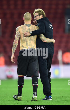 Liverpool-Manager Jurgen Klopp spricht mit Liverpools Martin Skrtel (links) nach dem letzten Pfiff während des Capital One Cup, Viertelfinales in St. Mary's, Southampton. Stockfoto