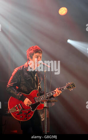 Noel Gallaghers High Flying Birds treten live auf der Radio X Road Trip Show im O2 Apollo in Manchester auf. DRÜCKEN Sie VERBANDSFOTO. Bilddatum: Mittwoch, 2. Dezember 2015. Bildnachweis sollte lauten: Martin Rickett/PA Wire Stockfoto