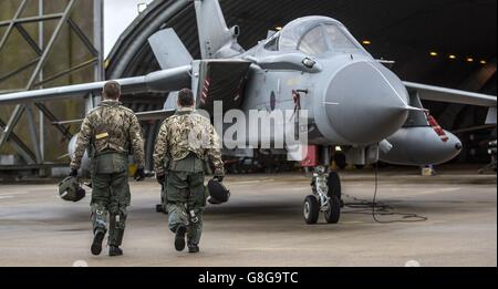 Ein Flugpersonal mit seinem Tornado GR4 bei RAF Marham, während sie sich auf eine Übungsmission vorbereiten, Die Tornados in Marham in Norfolk sollen das Tornado-Geschwader in Akrotiri in Zypern verstärken, um bei Missionen über Syrien zu helfen, um IS zu bombardieren, nachdem die Abgeordneten über die Ausweitung der Bombardierung gegen den Islamischen Staat auf Syrien abgestimmt haben. Stockfoto