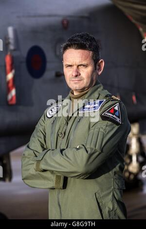 Station Commander Rich Davies neben einem Tornado GR4 bei RAF Marham, Die Tornados in Marham in Norfolk sollen die Tornado-Staffel in Akrotiri in Zypern verstärken, um bei Missionen über Syrien zur Bombenangriffe ZU helfen, nachdem die Abgeordneten über die Ausweitung der Bombardierung gegen den Islamischen Staat auf Syrien abgestimmt haben. Stockfoto