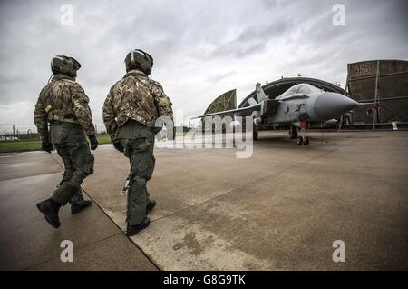 Ein Flugpersonal mit seinem Tornado GR4 bei RAF Marham, während sie sich auf eine Übungsmission vorbereiten, Die Tornados in Marham in Norfolk sollen das Tornado-Geschwader in Akrotiri in Zypern verstärken, um bei Missionen über Syrien zu helfen, um IS zu bombardieren, nachdem die Abgeordneten über die Ausweitung der Bombardierung gegen den Islamischen Staat auf Syrien abgestimmt haben. Stockfoto