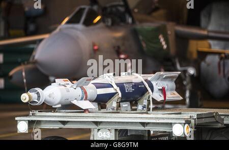 Eine Praxis-Laserbombe „paveway“ in einem Hangar mit einem Tornado GR4 bei RAF Marham, Die Tornados in Marham in Norfolk sollen die Tornado-Staffel in Akrotiri in Zypern verstärken, um bei Missionen über Syrien zur Bombenangriffe ZU helfen, nachdem die Abgeordneten über die Ausweitung der Bombardierung gegen den Islamischen Staat auf Syrien abgestimmt haben. Stockfoto