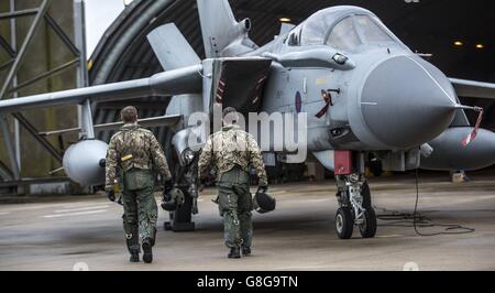 Ein Flugpersonal mit seinem Tornado GR4 bei RAF Marham, während sie sich auf eine Übungsmission vorbereiten, Die Tornados in Marham in Norfolk sollen das Tornado-Geschwader in Akrotiri in Zypern verstärken, um bei Missionen über Syrien zu helfen, um IS zu bombardieren, nachdem die Abgeordneten über die Ausweitung der Bombardierung gegen den Islamischen Staat auf Syrien abgestimmt haben. Stockfoto